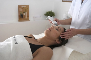 immagine relativa ai trattamenti personalizzati con apparechiatura "diamond resurface" microdermoabrasione ed ultrasuoni